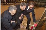 I presidenti Kompatscher e Platter insieme al rappresentante del Trentino Giuseppe Zorzi durante la cerimonia. Foto: Land Tirol/Die Fotografen