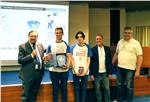 Gli studenti Antonio Montano ed Alex Sbop del Centro di Formazione Professionale “Luigi Einaudi” di Bolzano premiati dal presidente di TEXA, Bruno Vianello