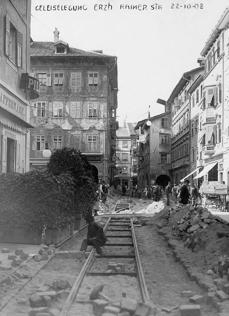 Posa di binari in via della Mostra