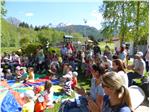 Ein buntes Programm bietet die Familienaktionswoche. Im Bild: Märchenwanderung in Olang 2016./Foto Gemeinde Olang