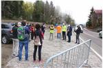 Beim Jägereck in St. Martin können die Arbeiten zur Straßenverbreiterung nun anlaufen. LR Alfreider und BM Ausserdorfer  (2. u 6.v.r.) bei der Besprechung mit den Technikern und Vertretern der Firmen. (Foto: LPA/Ingo Dejaco)