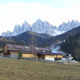 Der Bauort für das Naturparkhaus in Villnöss liegt vor der Bergkulisse der Geisler Spitzen 