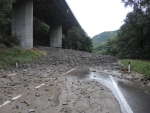 Aufräumarbeiten noch im Gange: 5000 Kubikmeter Geröll und Schlamm machen die Staatsstraße bei Blumau derzeit unpassierbar.