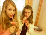 Schülerinnen der Mittelschule "Peter Rosegger" aus Meran lassen sich die Smoothies schmeckn. Foto: Fachschule Frankenberg