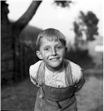 Unbekannter Bub aus Welsberg-Taisten um 1942./Foto: Josef Oberstaller; Sammlung – TAP