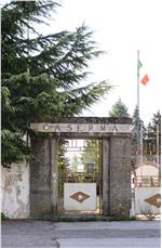 Das Tor zur früheren Mercanti-Kaserne in Eppan. Foto: LPA/A.Pertl