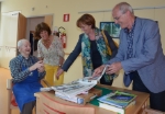 LRin Martha Stocker, Pflegedienstleiterin Senoner und Direktor Schmuck im Gespräch mit einem der Bewohner des Martinsheims (FOTO:LPA/Angelika Schrott)