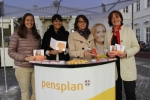 LRin Stocker am Stand von Pensplan-Infostand mit der Präsidentin des Aufsichtsrates, Katrin Teutsch (l.i.B.) und Mitarbeiterinnen./Foto LPA rm