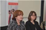 Die Betreuung von flüchtenden Menschen hat Südtirol in den vergangenen Monaten immer wieder vor eine große Herausforderung gestellt: Heute zog Landesrätin Martha Stocker (l.) Bilanz. Im Bild rechts Johanna Mitterhofer (EURAC)