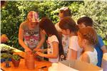 Im Garten setzten die Kinder selbst kleine Gemüse- und Gewürzpflanzen in Töpfe. Foto: Fachschule Salern