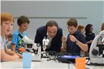 Landesrat Philipp Achammer besuchte zum Abschluss die Sommerakademie-Gruppe an der Fachschule Salern und ließ sich einige der Projekte zeigen und erklären. Foto: LPA/Elisabeth Baur