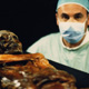 Ötzi-Forscher Egarter mit der Mumie.