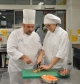 Un’allieva della Scuola professionale alberghiera "C. Ritz" di Merano con lo chef