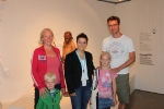 La direttrice Fleckinger con la famiglia olandese van Stek-Smeenk che ha staccato il biglietto numero 4.000.000 per vedere Ötzi