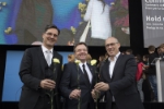 Simbolo di pace: i tre presidenti Kompatscher, Platter e Rossi durante la cerimonia di Cracovia