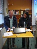 I due dirigenti scolastici Alberto Del Corso e Barbara Pobitzer nel momento della firma dell’accordo tra i due istituti 