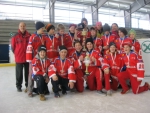Un’immagine della squadra della Val Gardena, che ha vinto il torneo, con l’intendente delle scuole ladine Roland Verra. (Foto: USP/ Ubi Valentini)