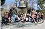 Gli studenti che hanno preso parte al Festival della Gioventù nel corso della visita alla Campana della pace di Telfs in Tirolo 