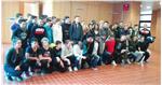 Foto di gruppo degli studenti del Corso Olympia con i giocatori ed il mister del FC Alto Adige 