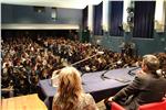 Il presidente Arno Kompatscher con la dirigente Cristina Crepaldi parla a circa 350 ragazzi del Battisti Foto Usp