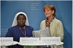 L’assessora Martha Stocker con suor Rosemary Nyirumbe Foto: USP