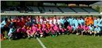 Foto di gruppo con l’assessora Stocker delle squadre che hanno preso parte al Torneo di calcio per la Giornata internazionale dello sport per lo sviluppo e la pace indetta dalle Nazioni Unite 