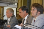 La presentazione del bonus energia: da destra, Horand Maier, direttore dell’Ufficio amministrativo paesaggio e sviluppo del territorio, l’assessore Theiner e Ulrich Santa, direttore dell’Agenzia CasaClima.