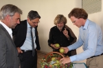 L’assessore Schuler, il presidente Kompatscher e il pomologo della Laimburg Walter Guerra con Reinhold Messner e la "sua" mela "Lb 8000" (Foto: USP/Bauer)