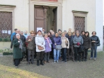 Una ventina di volontari e apprendenti del progetto "volontariato per le lingue" durante la visita guidata alle pendici del Virgolo (Foto: Ripartizione Cultura italiana)