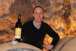 L’enologo Piccolruaz con il nuovo vino nella cantina della Laimburg (Foto CS Laimburg/Bauer)