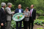 Erste "Natur im Garten"-Plakette (v.li.): Laimburg-Direktor Oberhuber, LR Schuler, niederösterreichischer LH-Stellvertreter Sobotka, "Natur im Garten"-Geschäftsführerin Christa Lackner, Gärten-Direktor Pertoll.