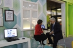 L’assessora Waltraud Deeg in visita presso lo stand dell’informatica alla Fiera d’autunno di Bolzano