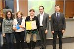 13 biblioteche scolastiche tedesche accreditate: consegnati i certificati. Da dx l’Intendente Höllrigl, l’assessore Achammer e lo staff della BS Bolzano-città