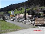 Su una lunghezza di circa 200 metri lungo l’insediamento di Versciaco di Sotto viene costruito un muro ripariale a tutela antipiena (Foto: USP/AgenziaProtezioneCivile)