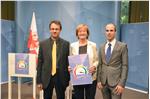 Presentati questa mattina a Palazzo Widmann dall’assessora provinciale al lavoro, Martha Stocker, i dati relativi al primo semestre del 2018. Da sin. Stefan Luther, l’assessora Martha Stocker e Timon Gärtner Foto: USP - Ulrike Griesser