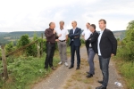 LR Schuler mit Direktor Kolesch, Martin Pazeller, Gregorio Rigotti und Ministerialrat Anton Hübl (ganz r.) bei der Besichtigung der weinbaulichen Forschungsflächen - Foto: LPA