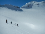 Die Erweiterung der bestehenden Frühwarnsysteme für Naturgefahren für eine Beurteilung von klimabedingten Risiken gehört zu den Zielen des Projektes "ClimOpt". Im Bild Georadar-Eisdickenmessungen am Matscherferner, Juni 2013.