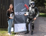 Am verlängerten Pfingst-Wochenende werden wieder die "No Credit"-Flyer an Motorradfahrer verteilt