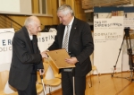 Christian Moroder bekommt von LR Mussner eine Ehrenurkunde für seine Tätigkeit als Chronist überreicht (FOTO: LPA/Angelika Schrott)