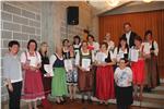 Die Absolventinnen des Lehrgangs "Senioren am Bauernhof" mit Direktorin Juliane Gasser Pellegrini (l.), Koordinatorin Angelika Weichsel Mitterrutzner (hinten 2. v.r.), LR Achammer (hinten r.) und Abteilungsdirektorin Brigitte Waldner (vorne r.)