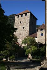 Derzeit wegen Umbaus geschlossen, ab 3. September mit neuer Ausstellung zugänglich: der Bergfried von Schloss Tirol - Foto: LPA/Schloss Tirol