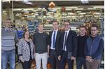 Im Aufbruchstimmung. Das Team der Siac-Lochmann beim Besuch von LH Kompatscher: v.l. Alessandro Collatuzzo, Irene Gallmetzer, Andreas Rinner, Stefan Lochmann, LH Kompatscher, Philipp Herbst, Andreas Baistrocchi. Foto: LPA/Lochmann - V. Pellegrin