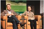 Alice Sinigaglia (li. von ihr Vittorio Rinaldi) sprach darüber, wie auch die Sichtbarkeit der Fair-Trade-Produkte in der westlichen Welt letztlich die Situation der Bauern in benachteiligten Regionen der Welt verbessere. Foto: LPA/mgp