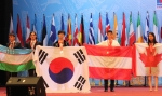 Dominik Kiem (2. von rechts) mit der österreichischen Nationalflagge 
