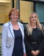 Martha Stocker, Lansesrätin für Chancengleichheit (l.), und Ulrike Oberhammer, Präsidentin des Landesbeirats für Chancengleichheit (r.)