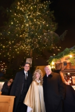 Mit Christkind und Südtiroler Christbaum: LH Kompatscher und Bürgermeister Häupl auf dem Wiener Rathausplatz (Foto: Stadt Wien/Jobst)