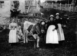 Vier Frauen mit Pfluggespann im Sonntagsgewand, Steinhaus im Ahrntal um das Jahr 1917 (FOTO: Hans Rieder)