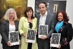 (v.l.n.r.): Sylvia Hofer, Landesrätin Beate Palfrader, Landesrat Philipp Achammer und Petra Streng bei der Präsentation des Themenhefts "Film und Fotografie" der gemeinsamen Kulturberichte aus Tirol und Südtirol. Foto: Land Tirol