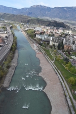 Die Arbeiten zum Hochwasser und Naturschutz am Eisack zwischen der Rom- und Reschenbrücke in Bozen haben wieder begonnen.