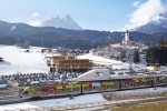 Die Wintersportgebiete Sextner Dolomiten (im Bild die Zughaltestelle Vierschach-Helm) und Kronplatz sind halbstündlich mit der Pustertal  Bahn erreichbar (FOTO:LPA)